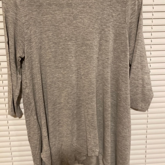 2 tops size small 🍷 - Picture 4 of 4